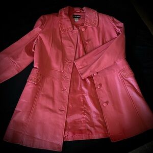 Excellent condition. Comes from a smoke/pet free home.
Genuine leather.